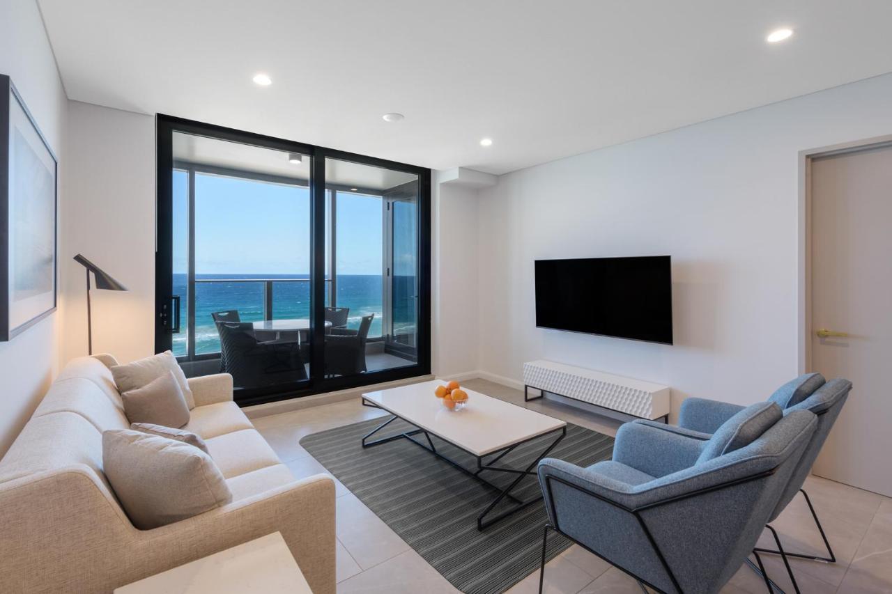 Meriton Suites Surfers Paradise Gold Coast Dış mekan fotoğraf A living room in a modern apartment