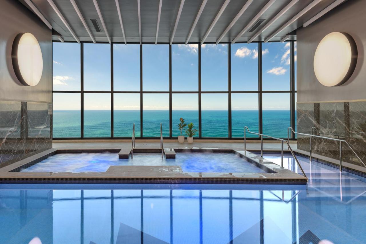 Meriton Suites Surfers Paradise Gold Coast Dış mekan fotoğraf The Sea Spa at the Atlantis Paradise Island