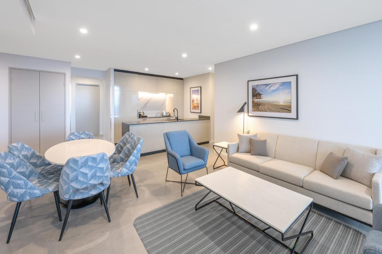 Meriton Suites Surfers Paradise Gold Coast Dış mekan fotoğraf A suite at the hotel
