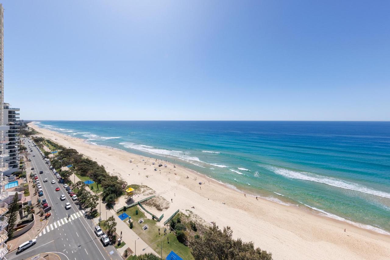 Meriton Suites Surfers Paradise Gold Coast Dış mekan fotoğraf The beach at the resort