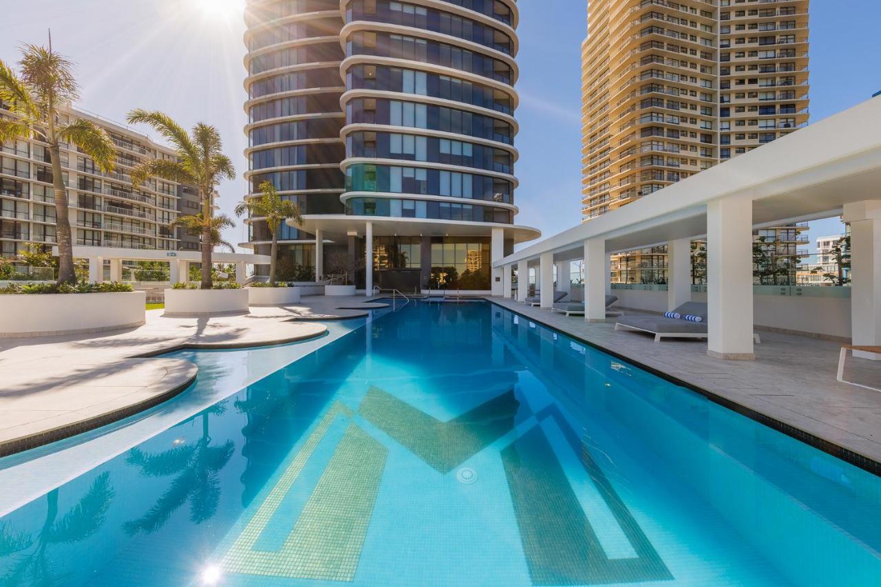 Meriton Suites Surfers Paradise Gold Coast Dış mekan fotoğraf The swimming pool at the hotel