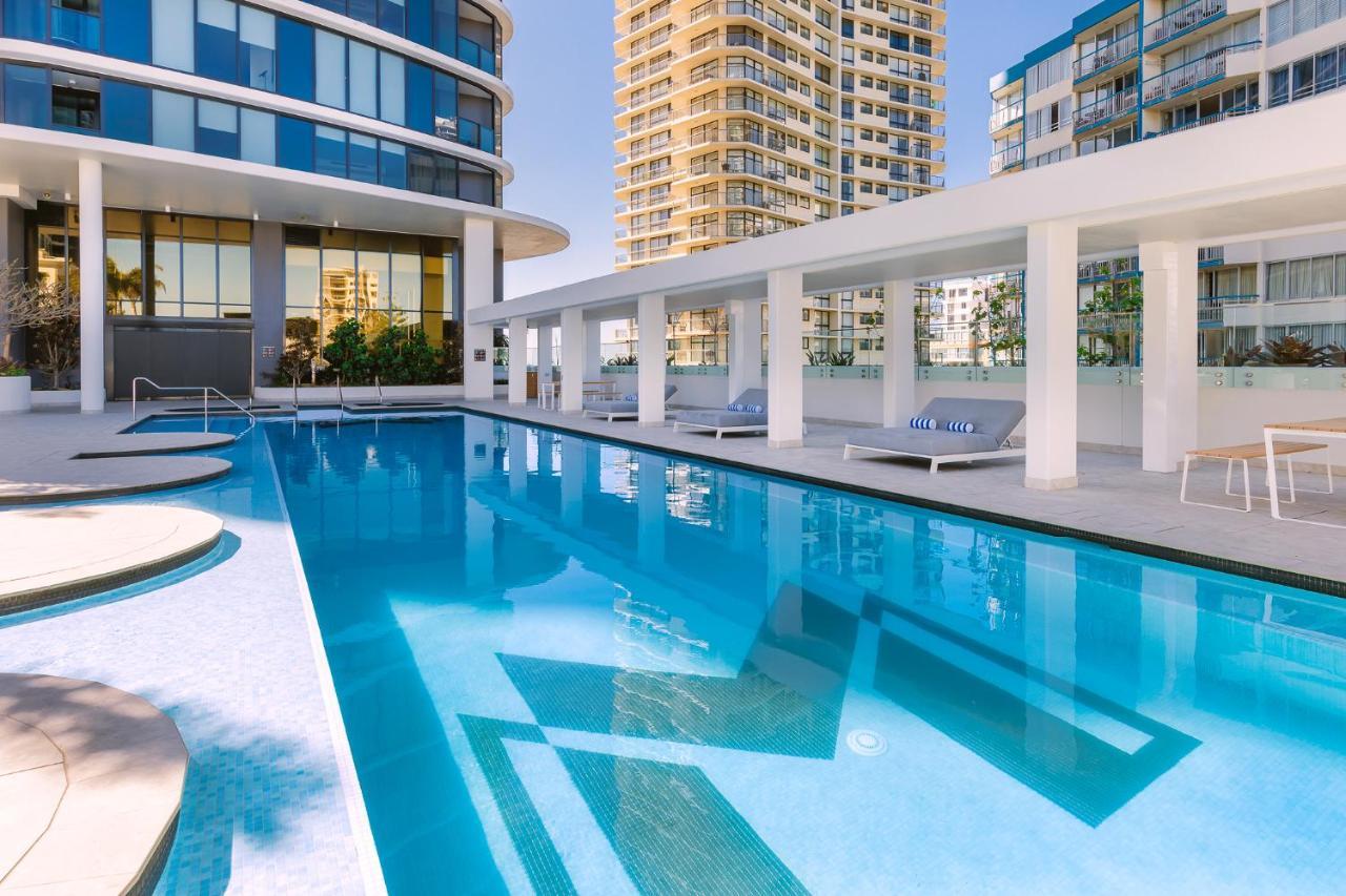 Meriton Suites Surfers Paradise Gold Coast Dış mekan fotoğraf The swimming pool at the hotel