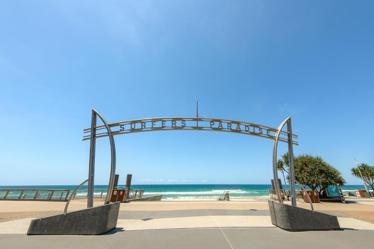 Meriton Suites Surfers Paradise Gold Coast Dış mekan fotoğraf The entrance to the beach at Surfers Paradise