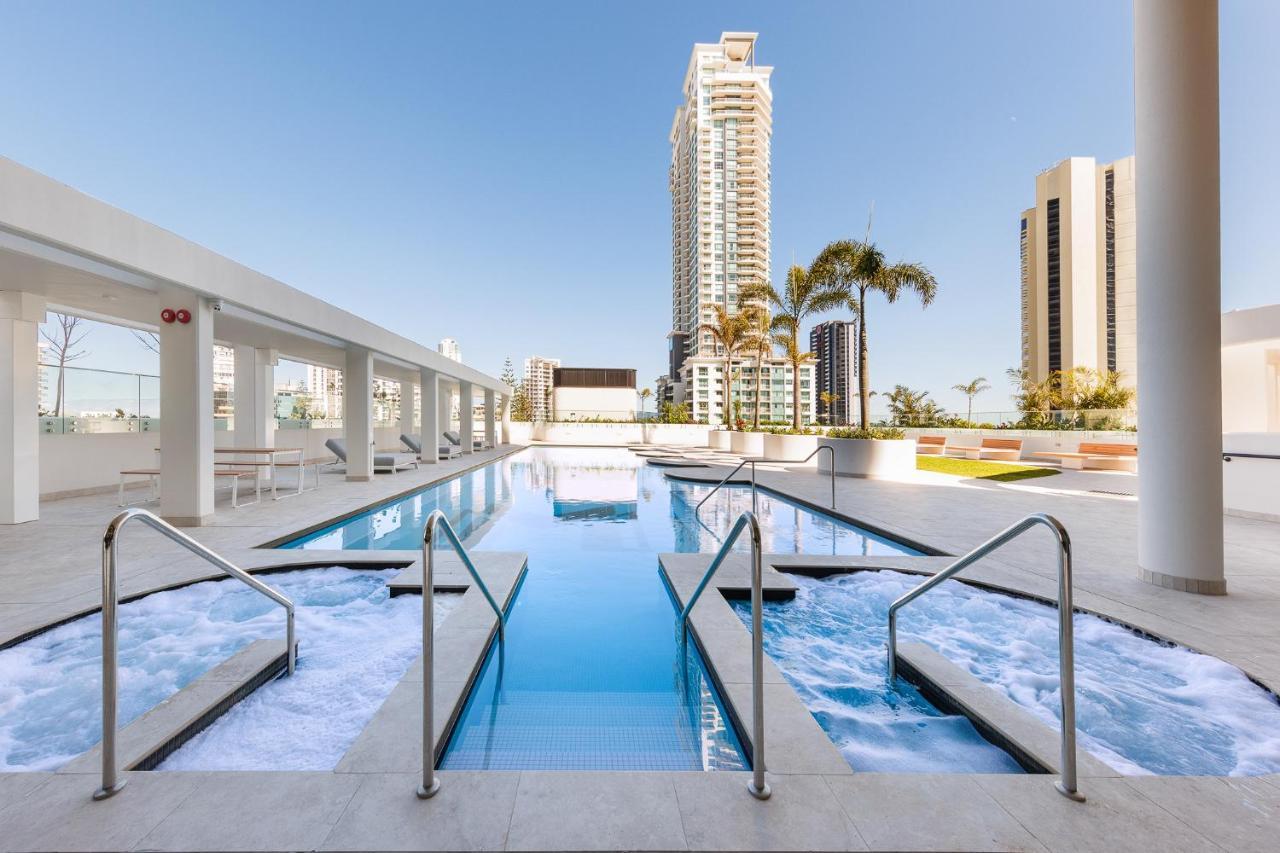 Meriton Suites Surfers Paradise Gold Coast Dış mekan fotoğraf The pool at the hotel
