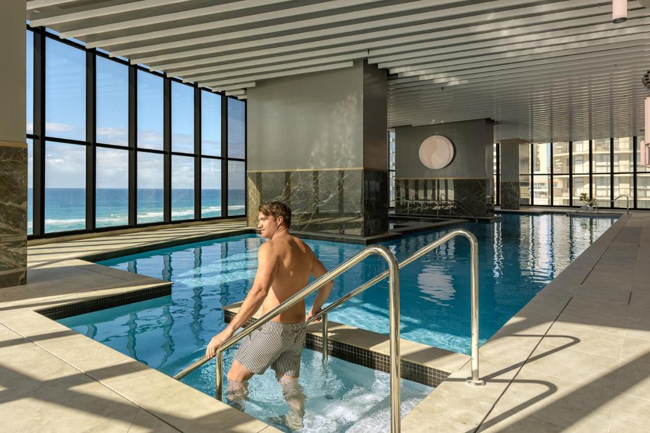 Meriton Suites Surfers Paradise Gold Coast Dış mekan fotoğraf The swimming pool at the hotel