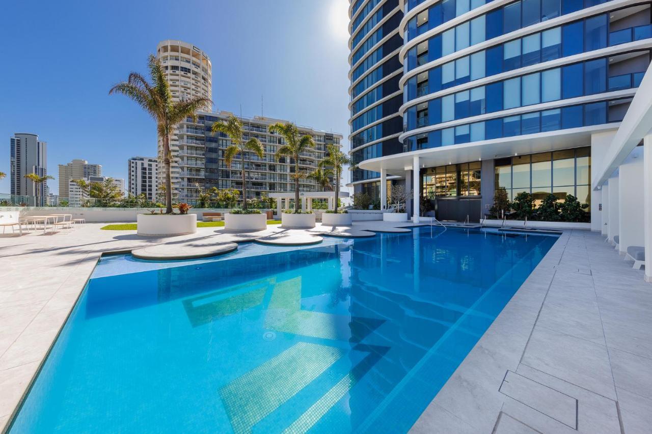 Meriton Suites Surfers Paradise Gold Coast Dış mekan fotoğraf The swimming pool at the hotel