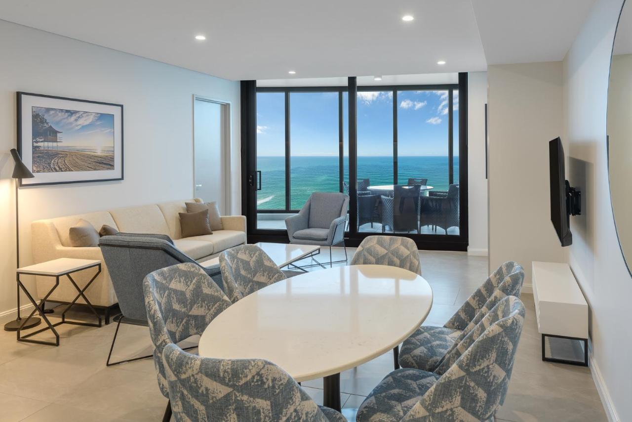 Meriton Suites Surfers Paradise Gold Coast Dış mekan fotoğraf A living room in a modern apartment