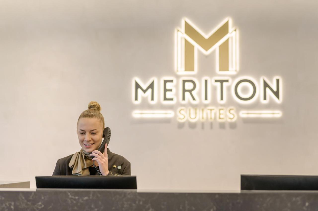 Meriton Suites Surfers Paradise Gold Coast Dış mekan fotoğraf Meriton Suites reception