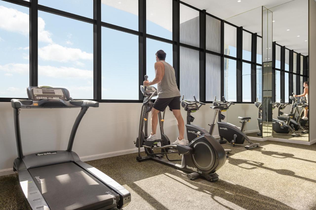 Meriton Suites Surfers Paradise Gold Coast Dış mekan fotoğraf The gym at the top of the tower
