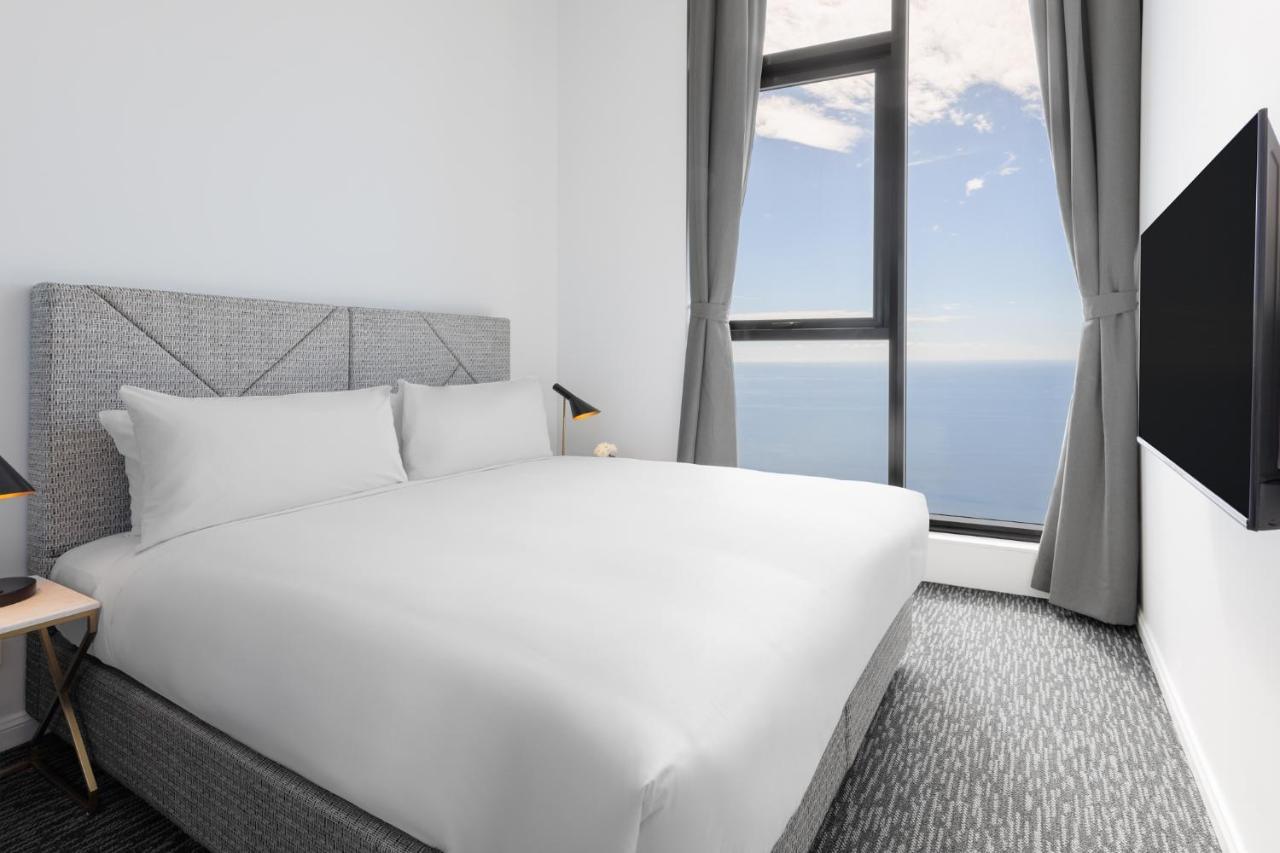 Meriton Suites Surfers Paradise Gold Coast Dış mekan fotoğraf A bedroom at the hotel