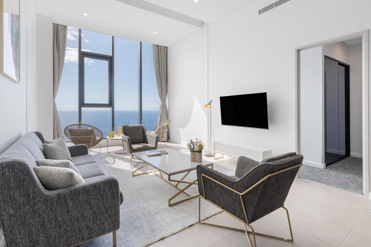 Meriton Suites Surfers Paradise Gold Coast Dış mekan fotoğraf A living room in a modern apartment