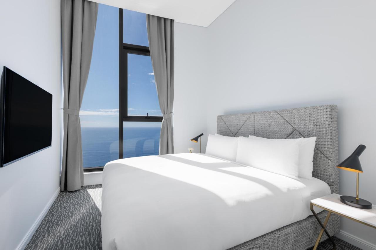 Meriton Suites Surfers Paradise Gold Coast Dış mekan fotoğraf A bedroom at the hotel