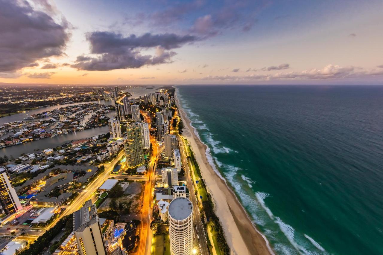 Meriton Suites Surfers Paradise Gold Coast Dış mekan fotoğraf Aerial view of the Gold Coast skyline at dusk